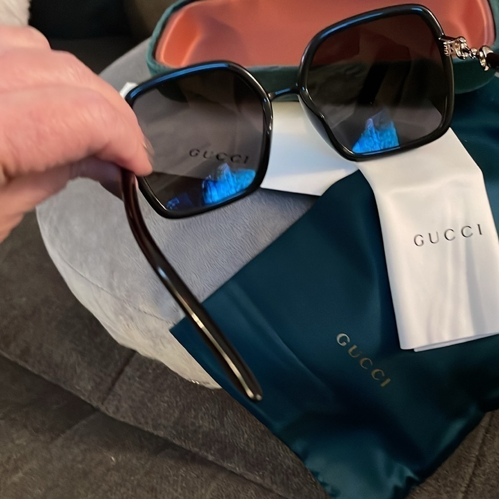 NWOT GUCCI BLACK OVERSIZED SUNGLASSES WITH PAPERWORK - Picture 5 of 7
